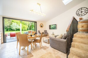 Living area - Les Bon Amis: Large 3-bedroom 100m2 riverside gîte for 6 people (Fronsac)