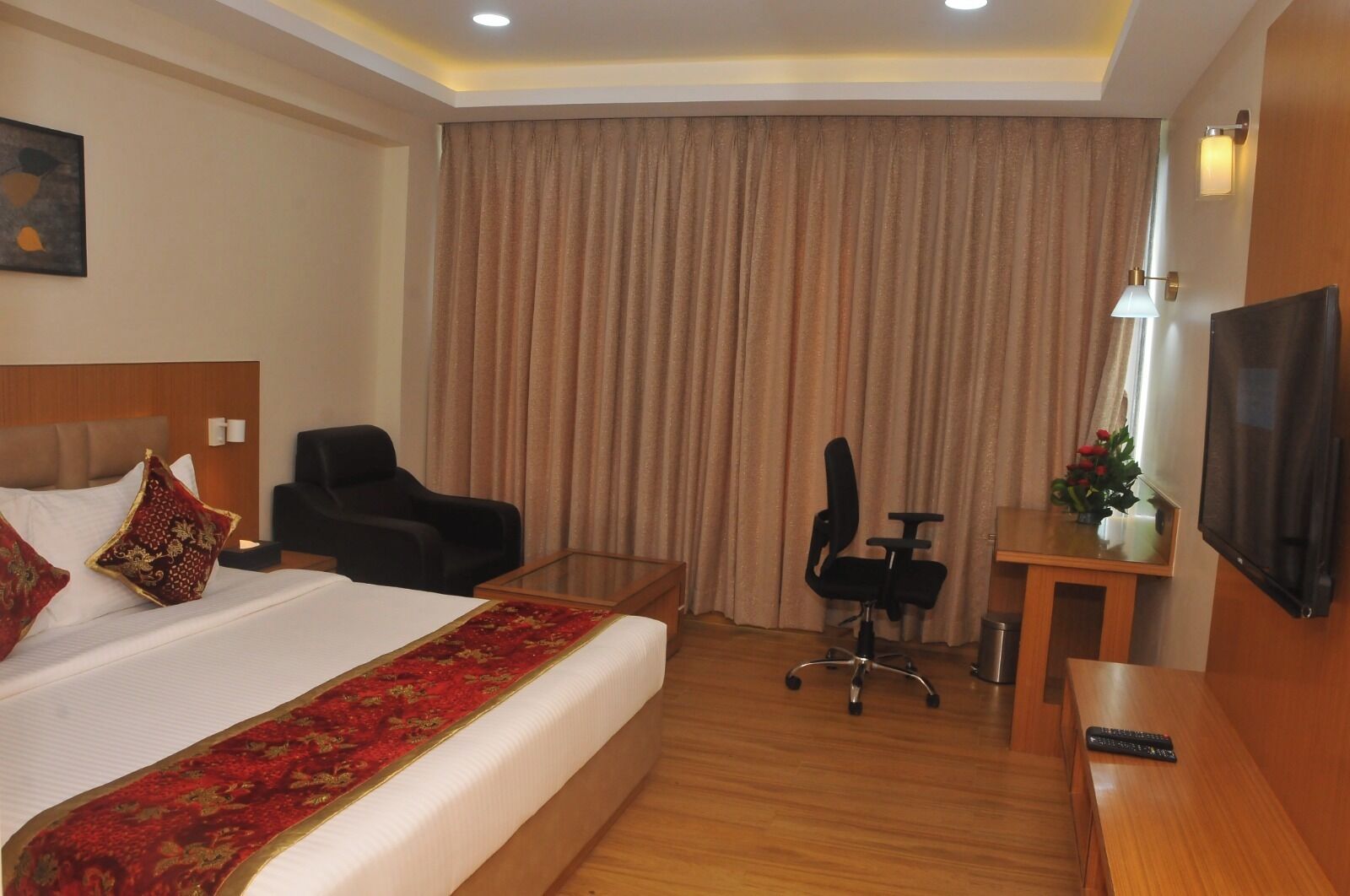 Premium Room, 1 King Bed | In-room safe, blackout curtains, soundproofing, iron/ironing board