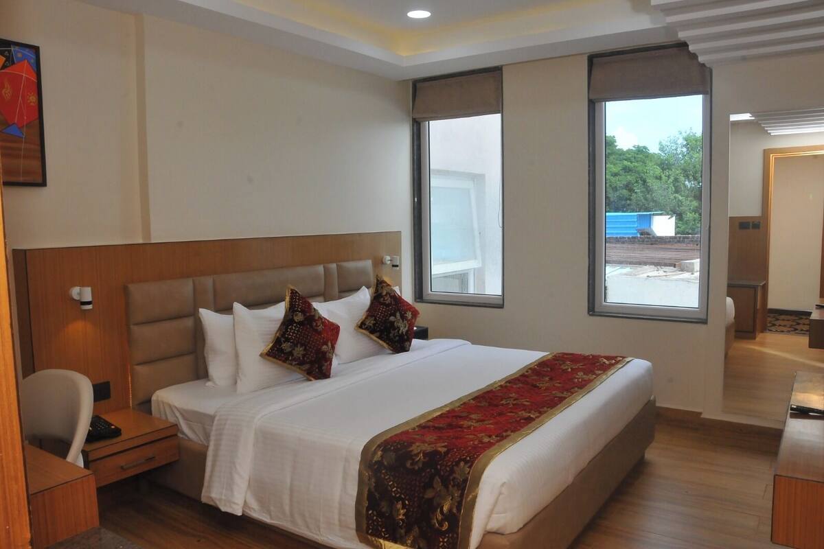 Deluxe Room | In-room safe, blackout drapes, soundproofing, iron/ironing board