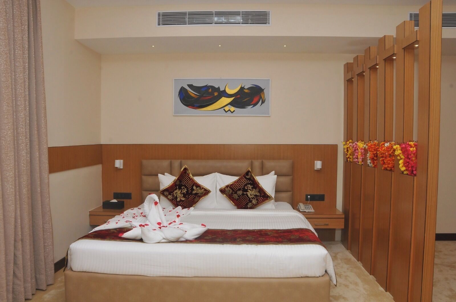 Suite Room | In-room safe, blackout curtains, soundproofing, iron/ironing board