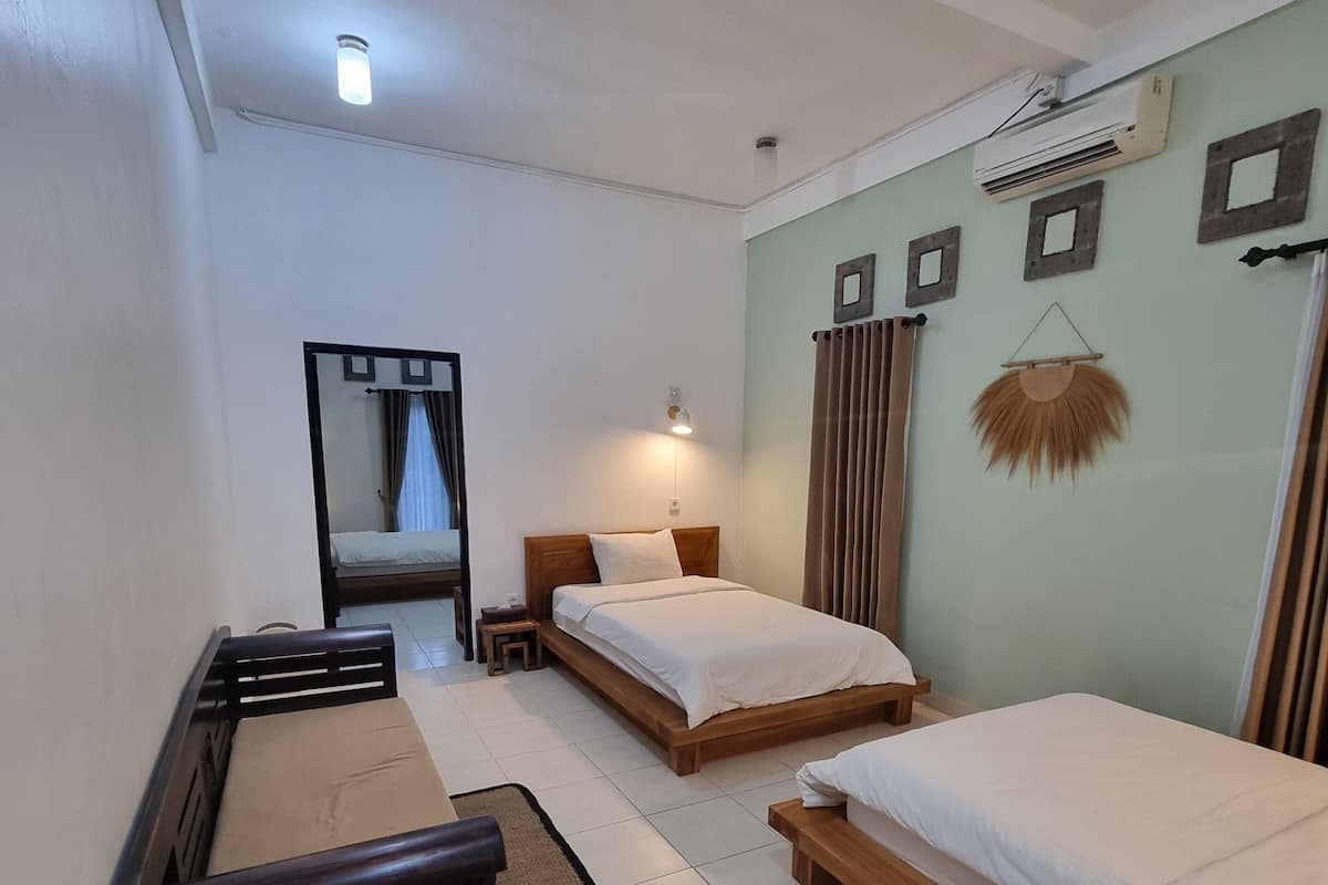 Family Triple Room, Balcony, Garden View | Langsir/tirai gelap terus, kalis bunyi, seterika/papan seterika 
