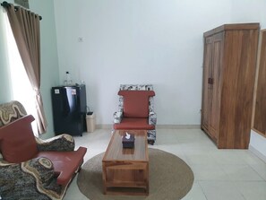 Habitación con 2 camas individuales, vista al jardín | Cortinas blackout, insonorización y tabla de planchar con plancha 