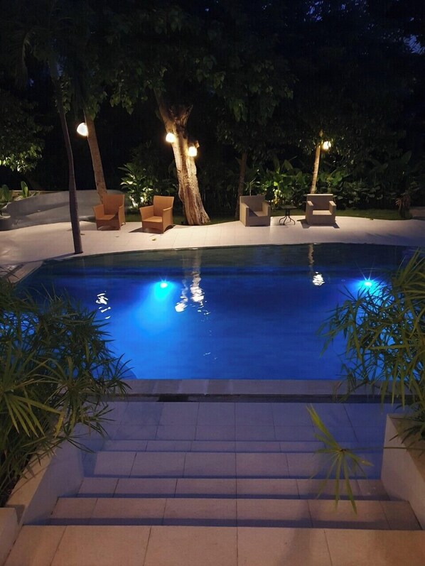 Outdoor pool, pool umbrellas, sun loungers - Glam Canggu (Canggu)