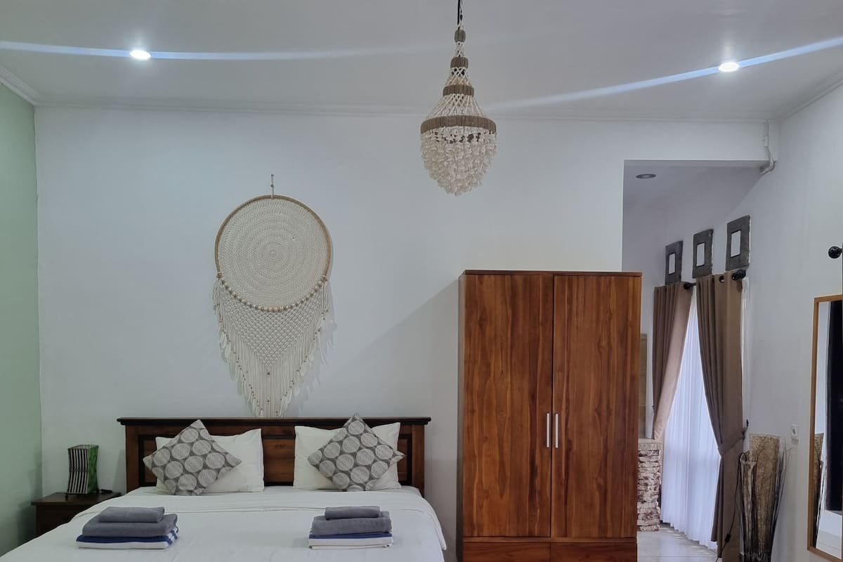 Deluxe Double Room, Balcony, Pool View | Langsir/tirai gelap terus, kalis bunyi, seterika/papan seterika 