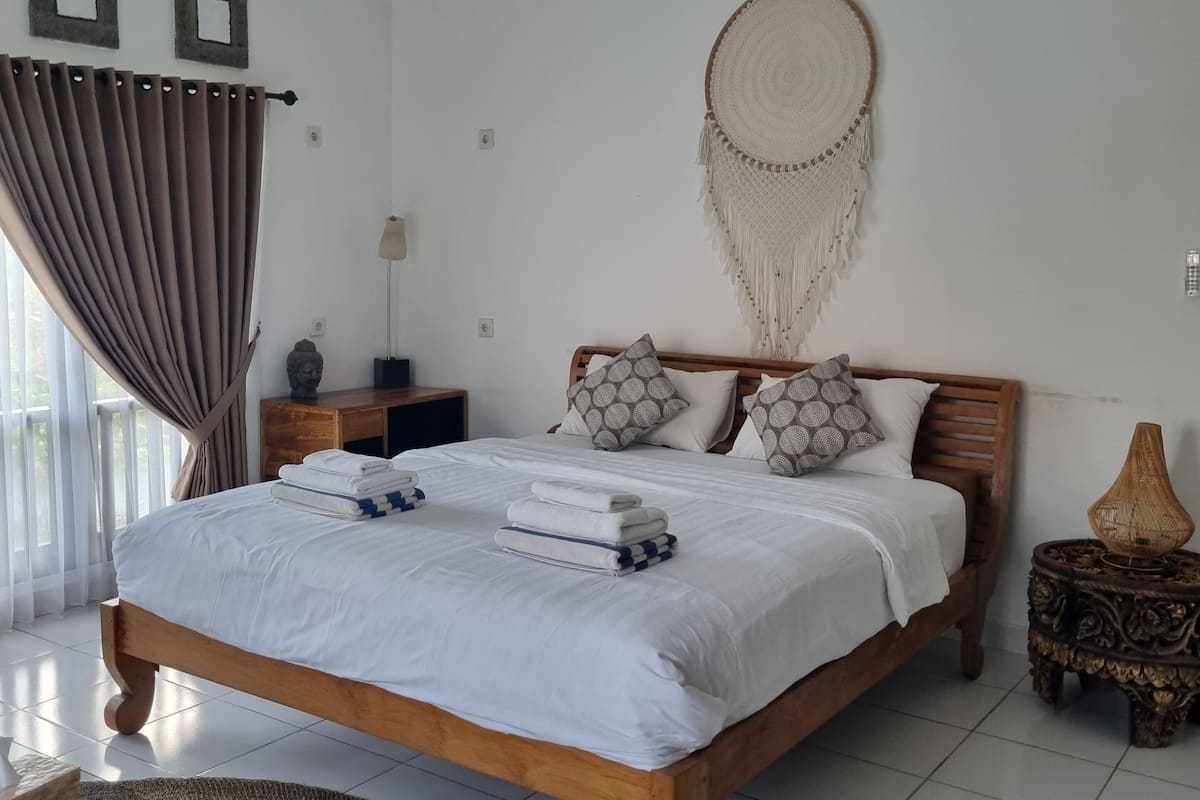 Deluxe Double Room, Pool View | Langsir/tirai gelap terus, kalis bunyi, seterika/papan seterika 