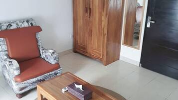 Rideaux occultants, chambres insonorisées, fer et planche à repasser