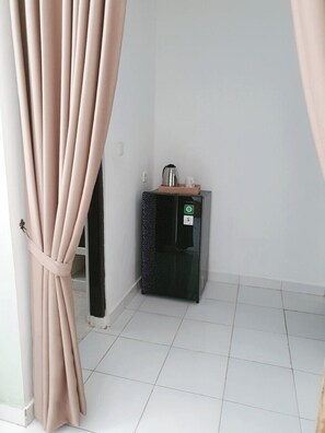 غرفة مزدوجة عادية - بشرفة - منظر للحديقة | ستائر تعتيم وتجهيزات عازلة للصوت ومكواة/لوح كي وواي فاي مجانًا