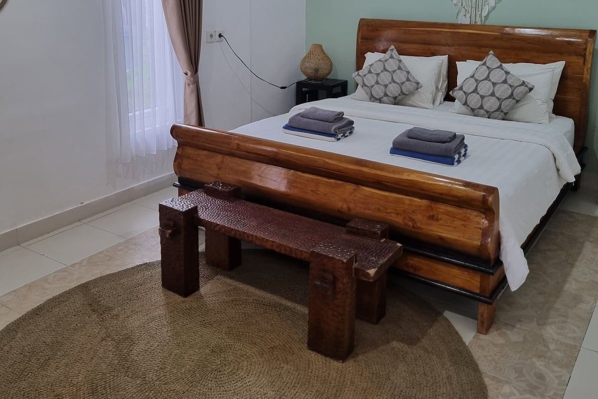 Apartment, Balcony, Garden View | Langsir/tirai gelap terus, kalis bunyi, seterika/papan seterika 