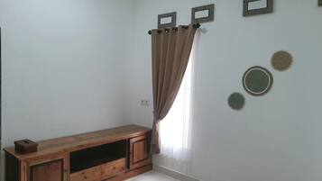 Rideaux occultants, chambres insonorisées, fer et planche à repasser