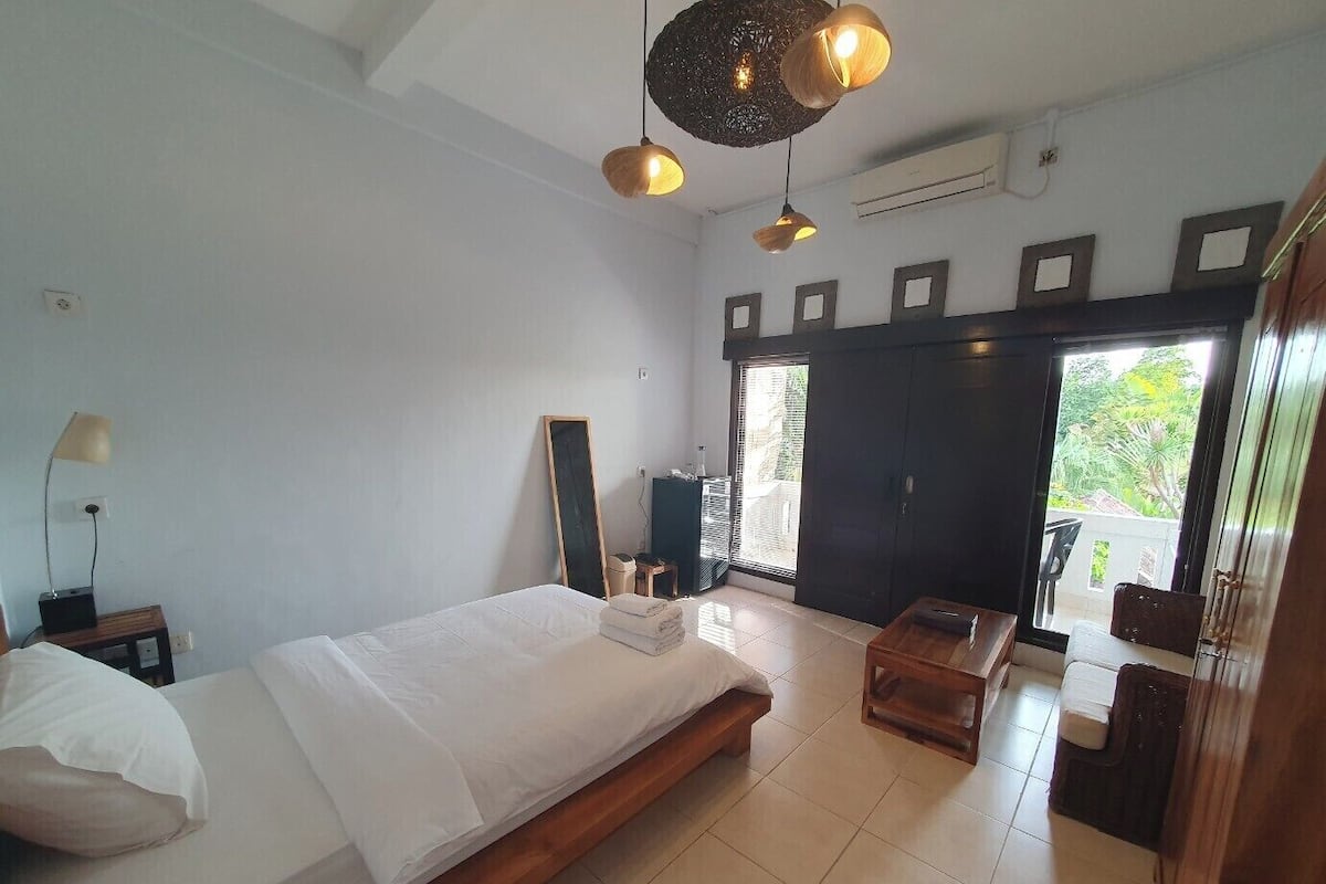 Yhden hengen huone, parveke, näköala uima-altaalle | Pimennysverhot, äänieristys, silitysrauta/-lauta, ilmainen Wi-Fi