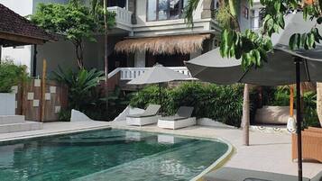 Piscine extérieure, parasols de plage, chaises longues