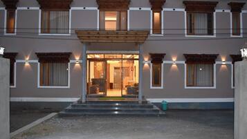 المنشأة من الخارج