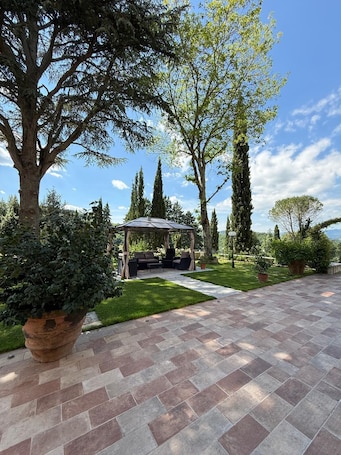 Terrace/patio. Charming Guest Room in Villa Casavecchia with Mountain Views