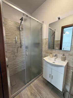 Sèche-cheveux, serviettes fournies