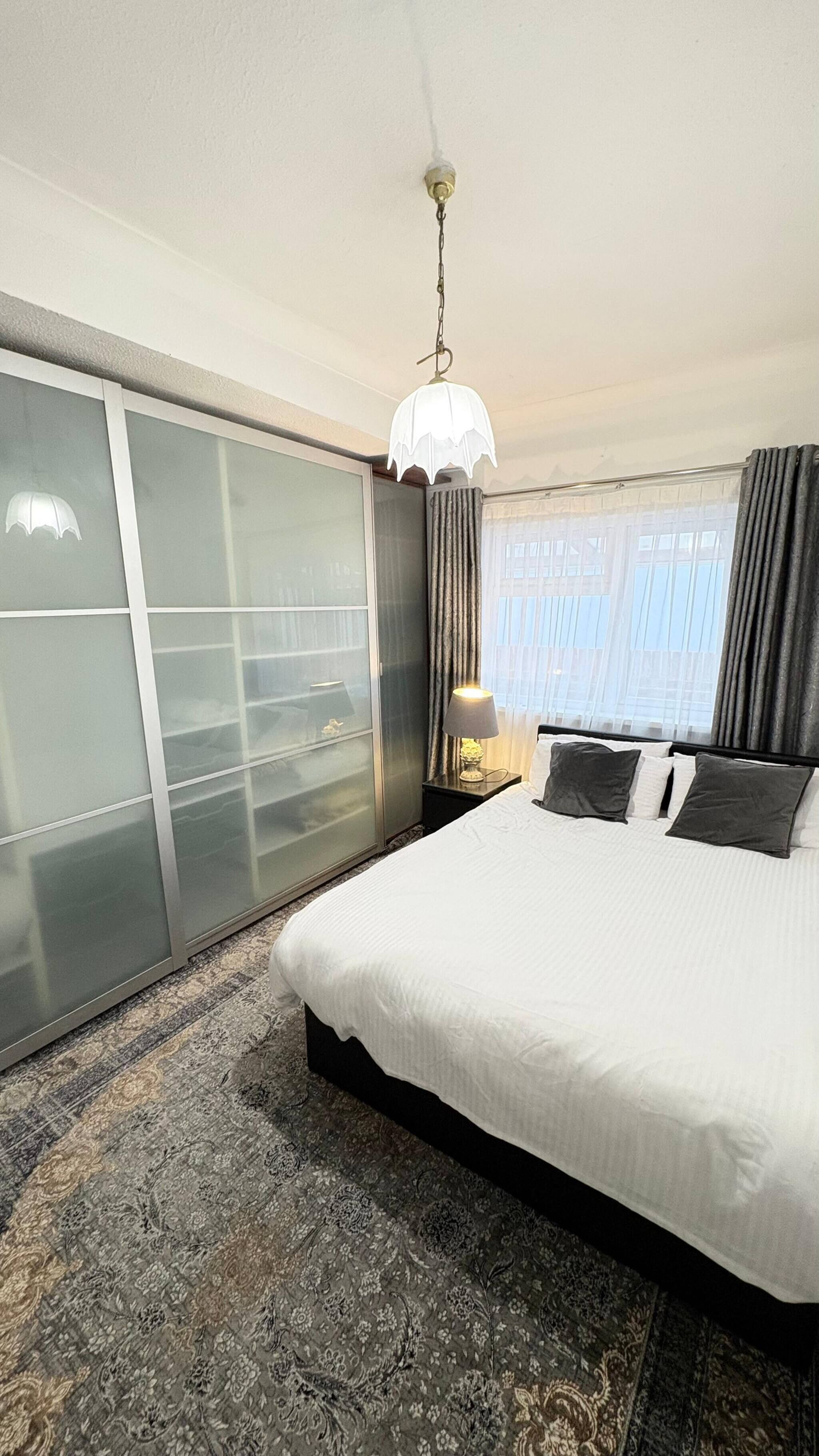 5 bedrooms, iron/ironing board, Internet