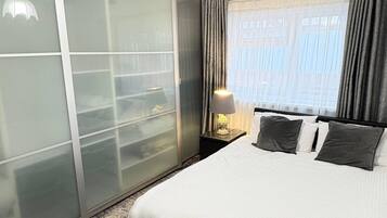 5 bedrooms, iron/ironing board, Internet