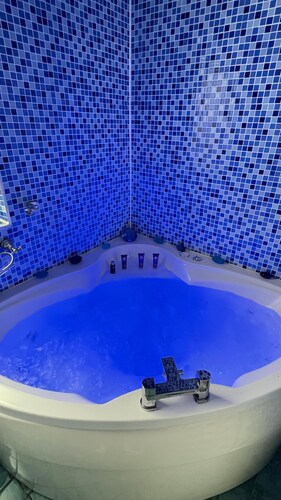 Luxurious West London Retreat With Hot Tubs & Easy Access to Central London