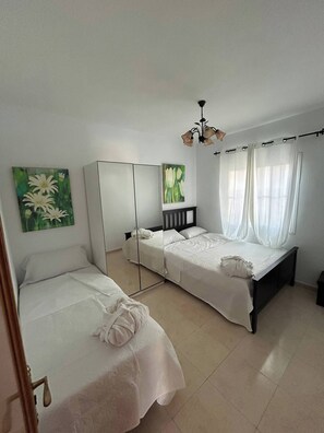 Iron/ironing board, Internet, bed sheets
