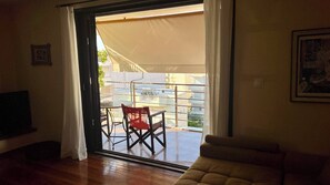 Books - Charming 2-Level Apartment in Voula with Sea & Mountain Views (Voula)