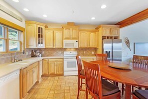 Fridge, microwave, oven, dishwasher - Timberline Haven: Family & Forest Escape! (Estes Park)