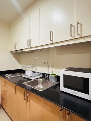 Fridge, stovetop