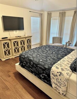 4 bedrooms, iron/ironing board, WiFi, bed sheets