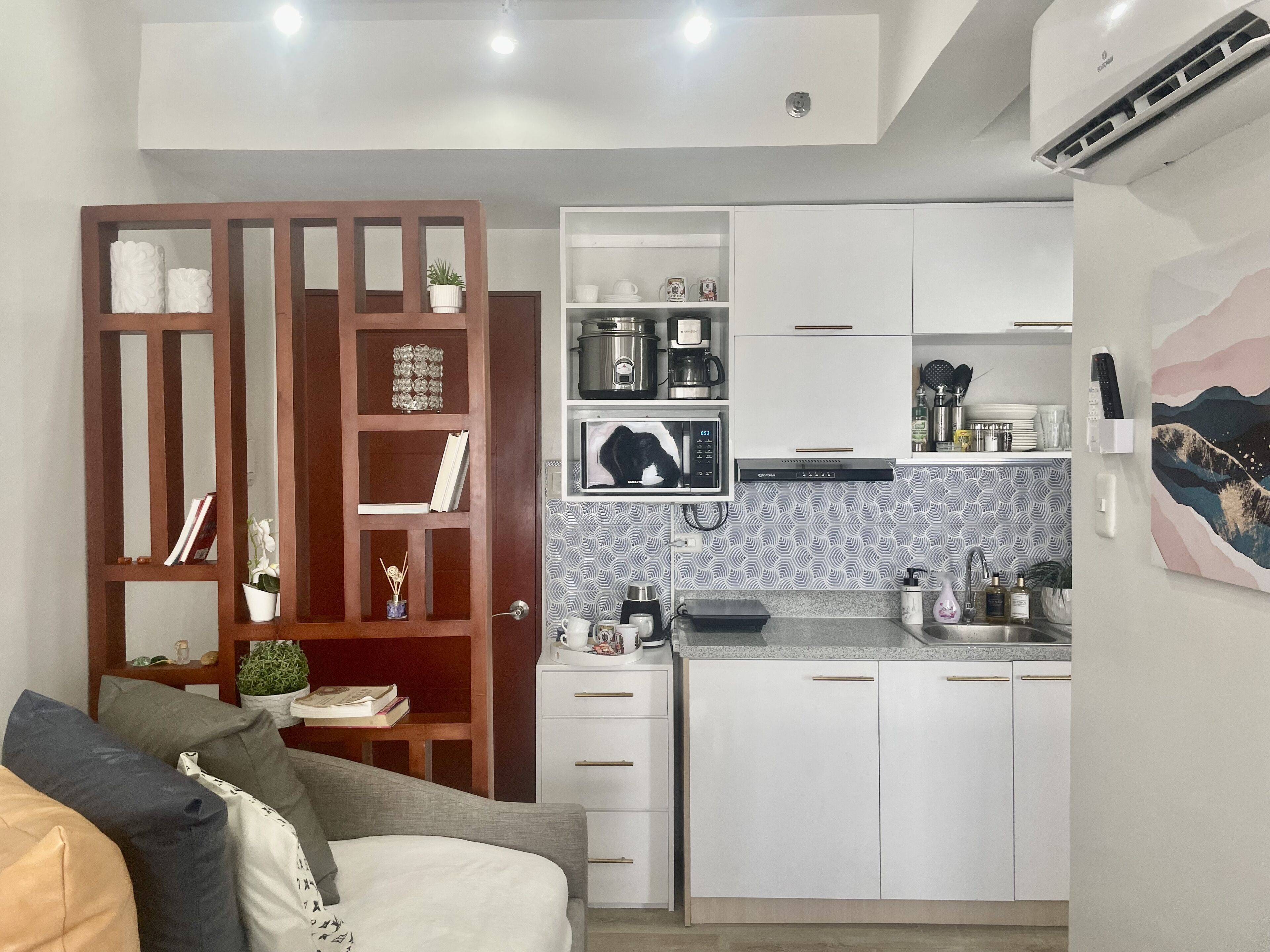 Standard Condo, 1 Bedroom, Balcony, City View | Living room