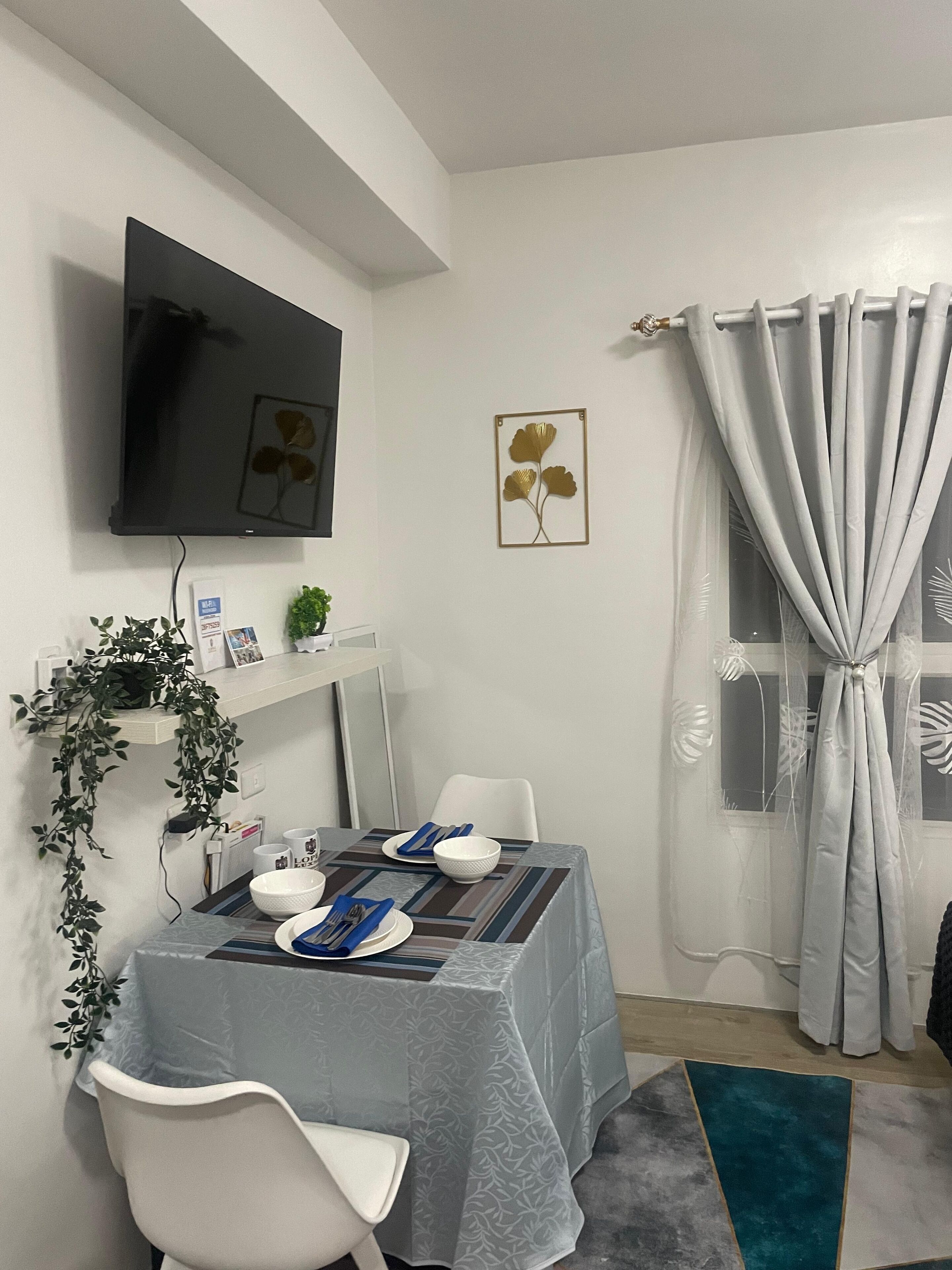 Comfort Studio, Pool Access, City View | In-room dining