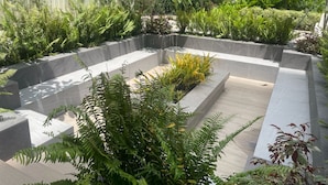 Un jardin aménagé avec une variété de plantes et un design moderne.