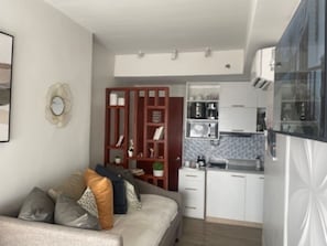 Standard Condo, 1 Bedroom, Balcony, City View | Living room