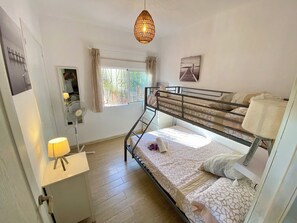 2 chambres, fer et planche à repasser, Wi-Fi, draps fournis