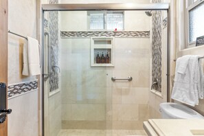 Dusche, Haartrockner, Handtücher