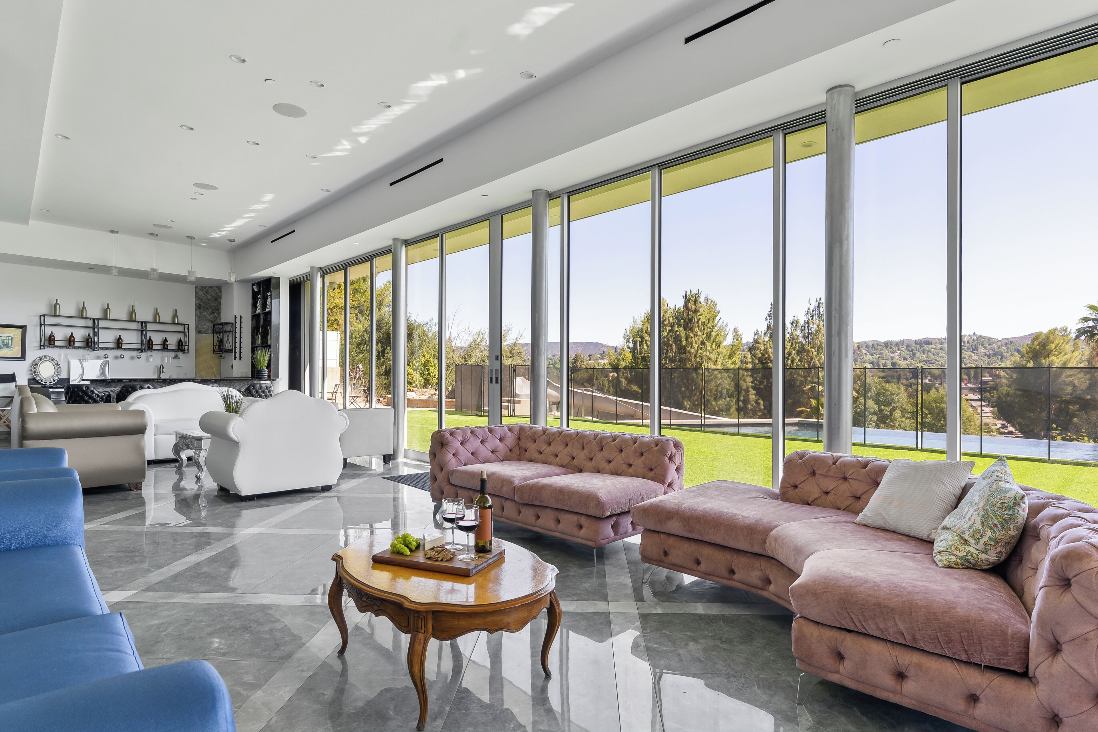 Smart TV, chimenea, videojuegos y futbolito 