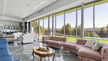 Smart TV, chimenea, videojuegos y futbolito