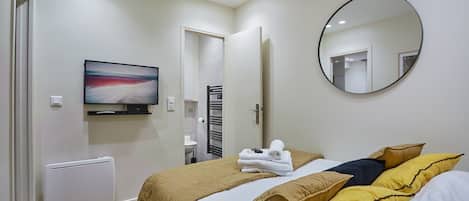 1 chambre, fer et planche à repasser, draps fournis
