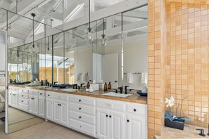 Fridge, stovetop, dishwasher, coffee/tea maker