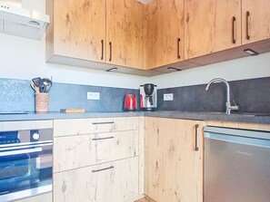 Fridge, cookware/dishes/utensils