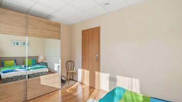 2 bedrooms, desk, Internet