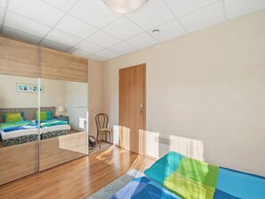 2 slaapkamers, een bureau, internet