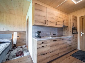 Refrigerador, horno, tostadora y utensilios de cocina 
