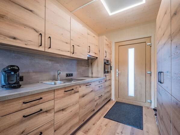 Fridge, oven, toaster, cookware/dishes/utensils