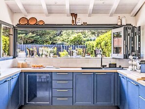 Kjøleskap, mikrobølgeovn, ovn og oppvaskmaskin