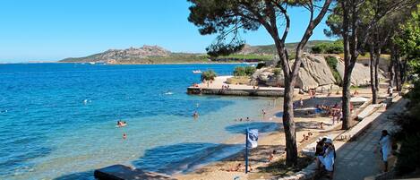 Una spiaggia nelle vicinanze