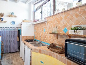 Fridge, oven, dishwasher, cookware/dishes/utensils - Villa Gio' by Interhome (Palau)