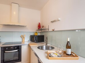 ثلاجة، ميكروويف، فرن، غسالة أطباق