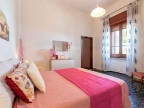 1 chambre, fer et planche à repasser
