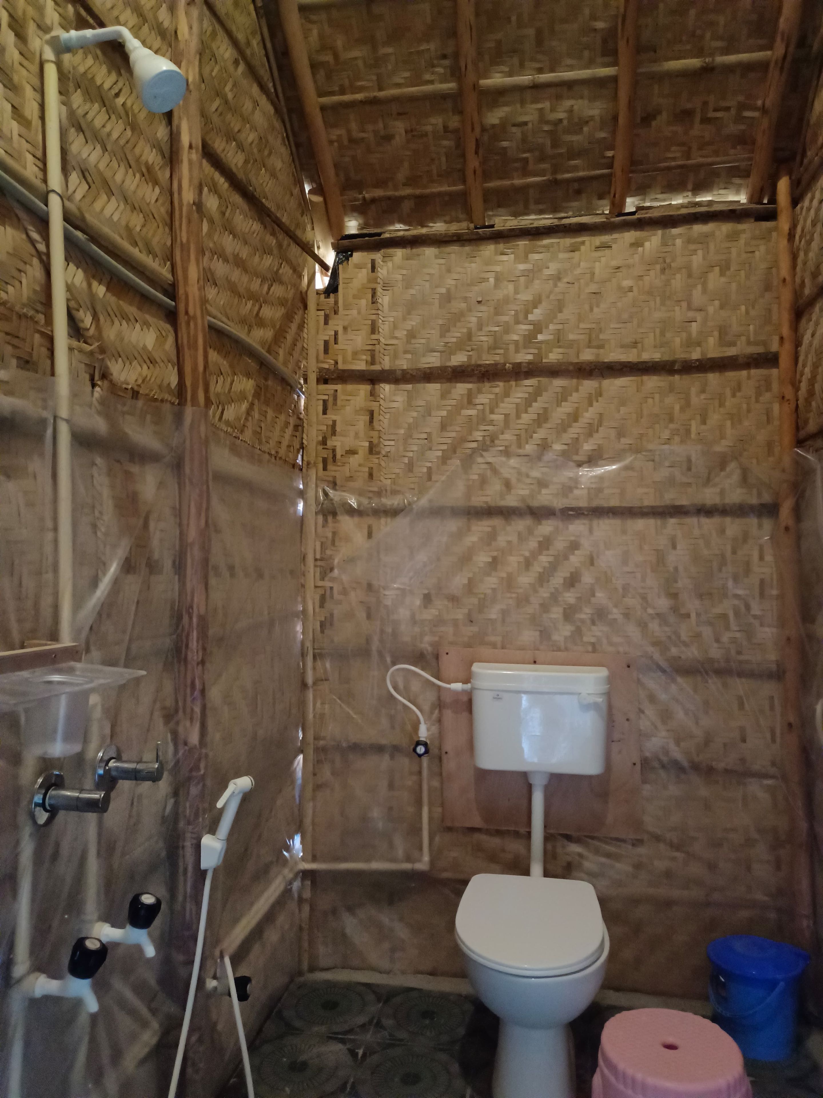 Un baño con inodoro, ducha y lavamanos.
