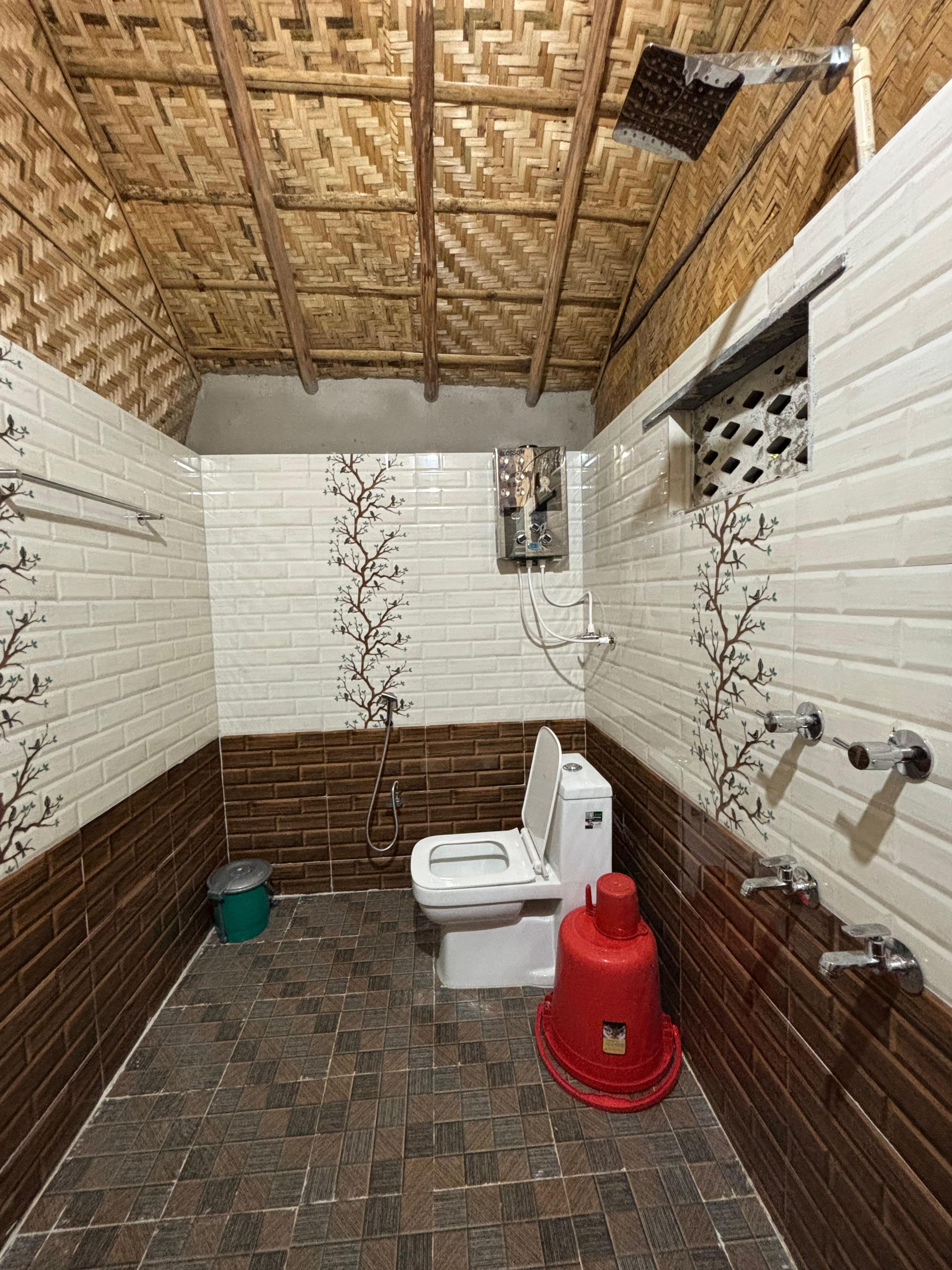Un baño pequeño con inodoro, ducha y lavamanos.