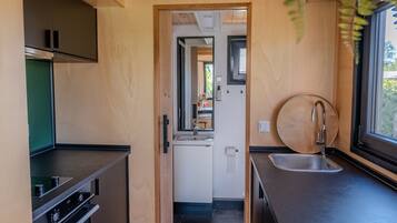 Een koelkast, een oven, een koffiezetapparaat/waterkoker