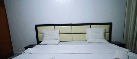 Kamar Double atau Twin | Meja kerja, ruang kerja ramah laptop, dan setrika/meja setrika
